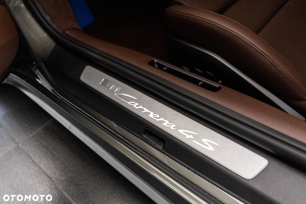 Porsche 911 Carrera 4S - 30