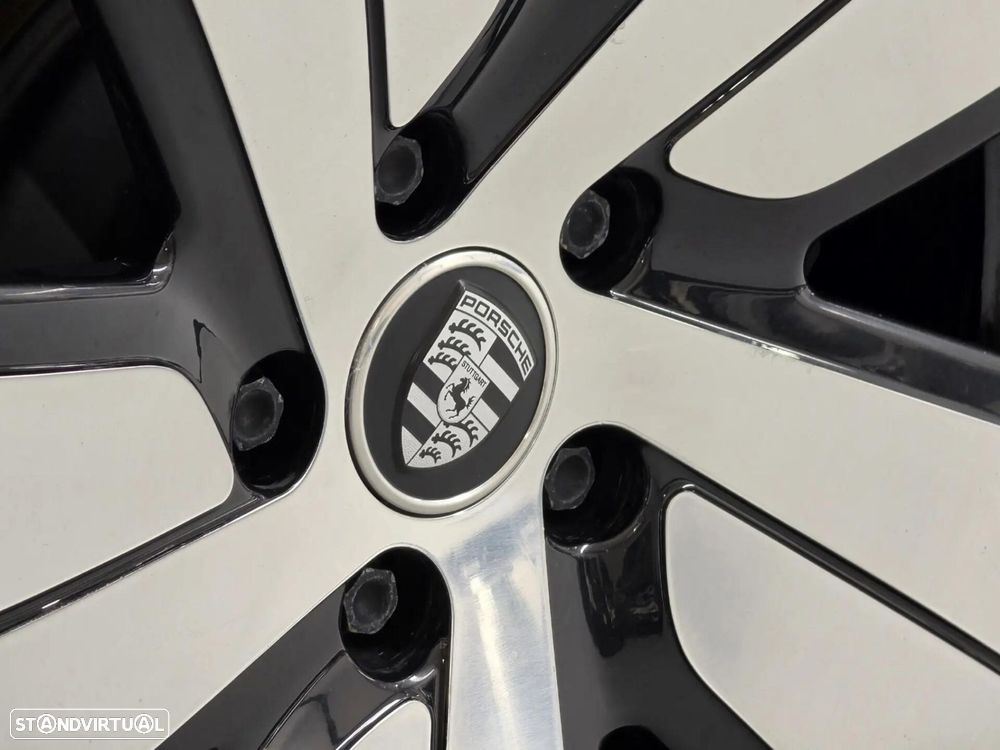 Porsche Taycan 4 - 16