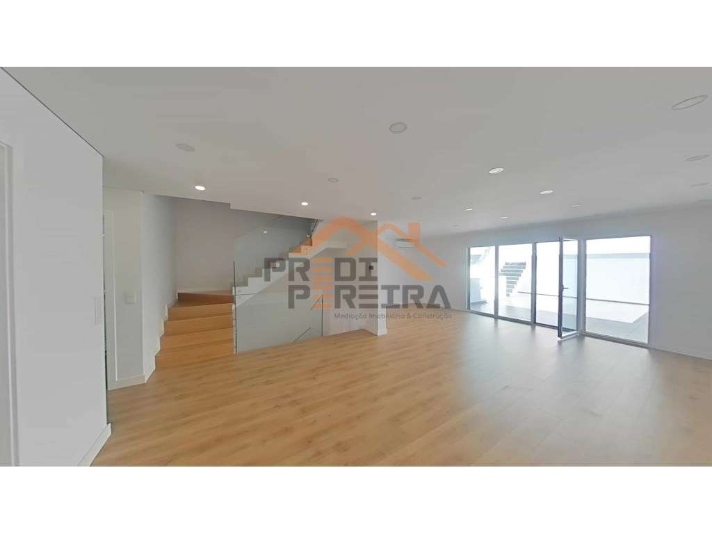 Moradia nova T4+1, situada na Ramada. - Grande imagem: 3/41