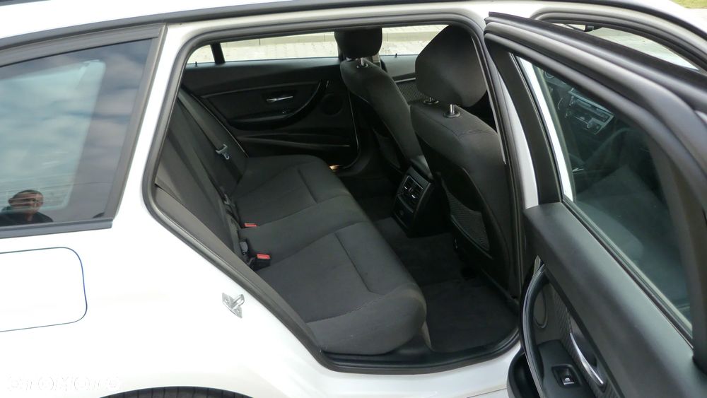 BMW Seria 3 318d Touring Sport Line - 25