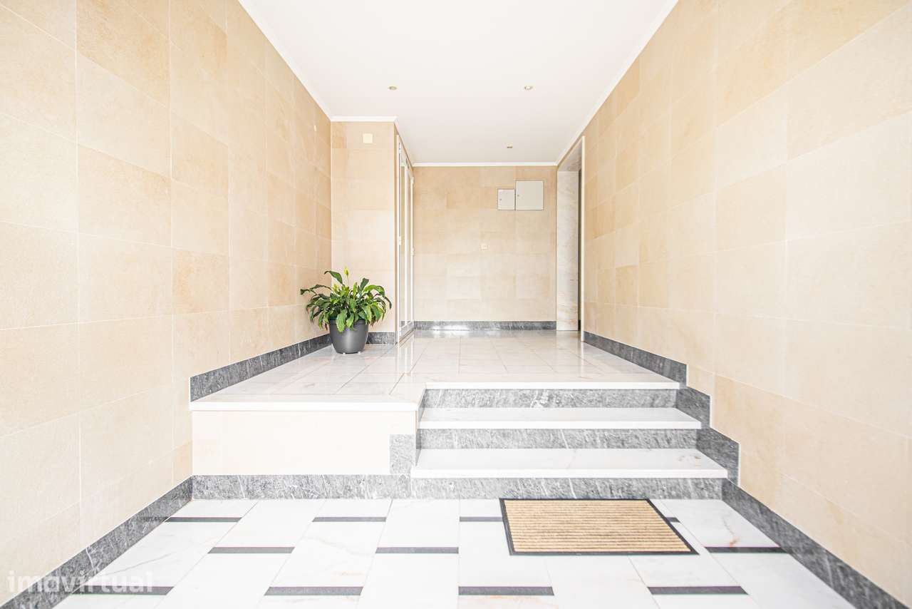 Apartamento T1+1 c/ Varandas, Marquise e lugar de estacionamento na An - Grande imagem: 3/36