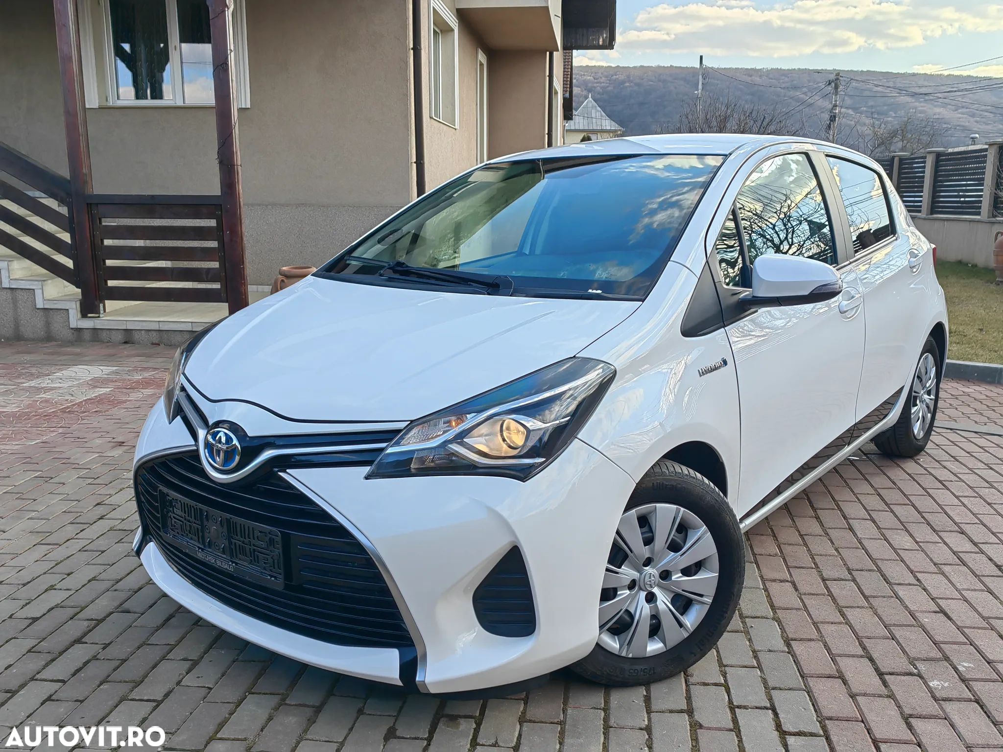 Toyota Yaris Hybrid 1.5 VVT-i Premiere Edition - 1