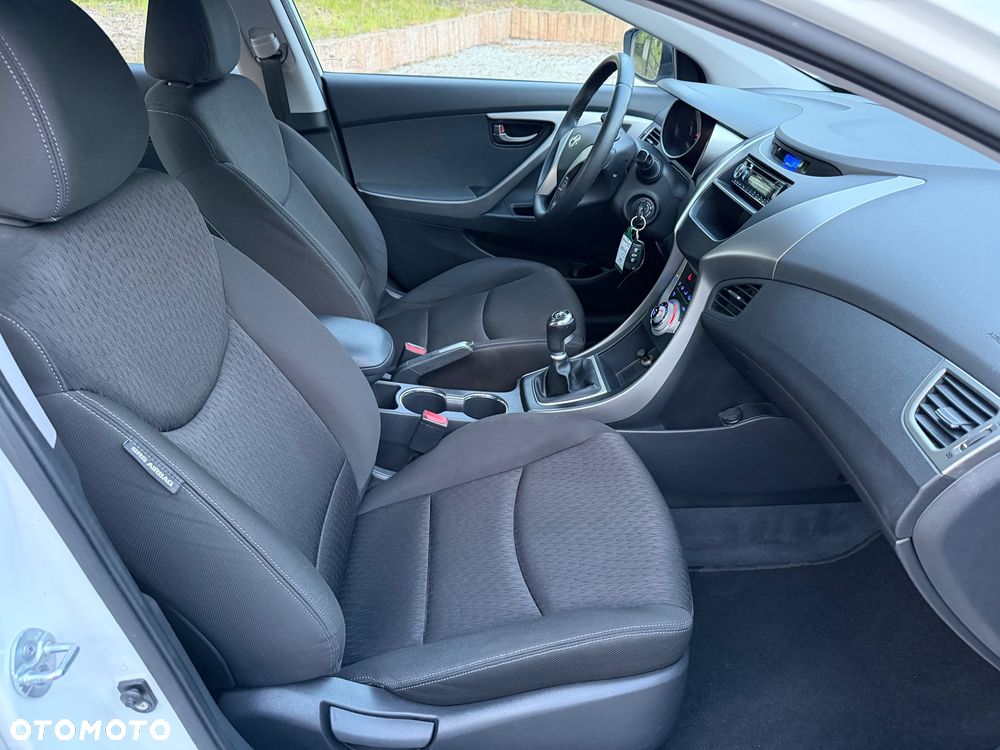 Hyundai Elantra 1.6 Comfort - 10
