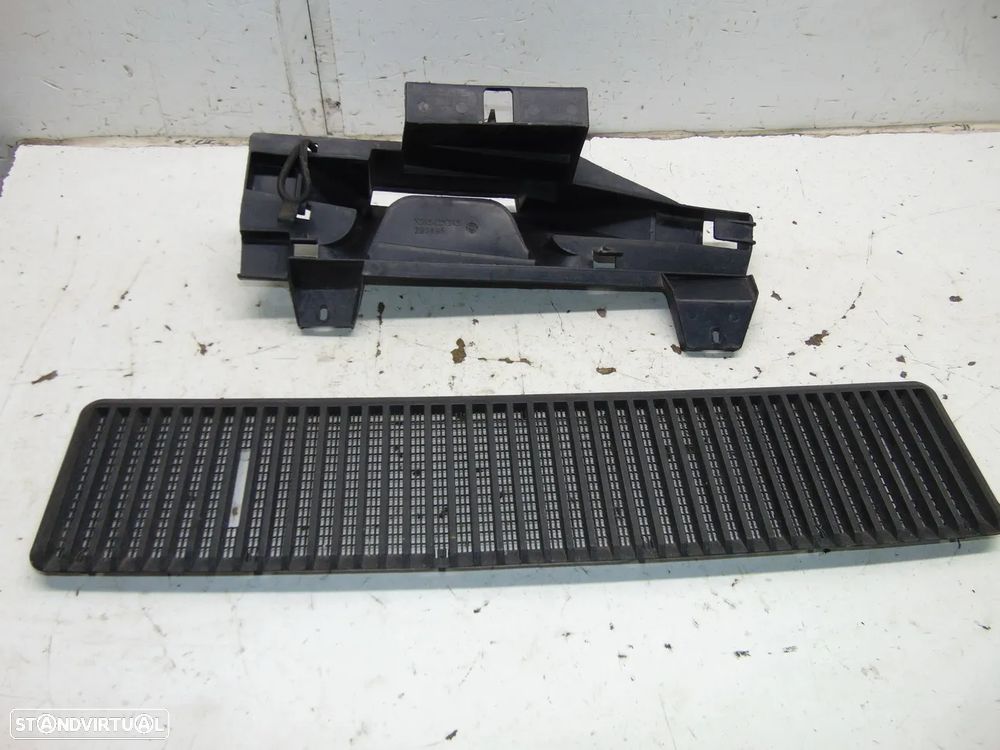 Volvo 340 grelha capot - 1