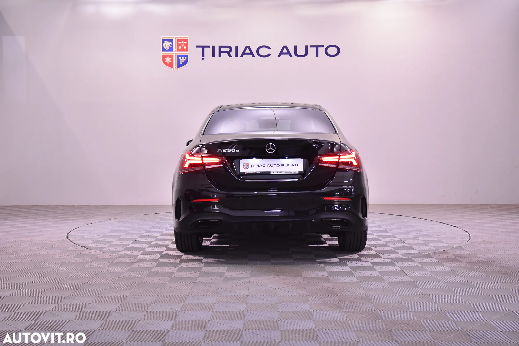 Mercedes-Benz A 250 e 8G-DCT AMG Line - 4