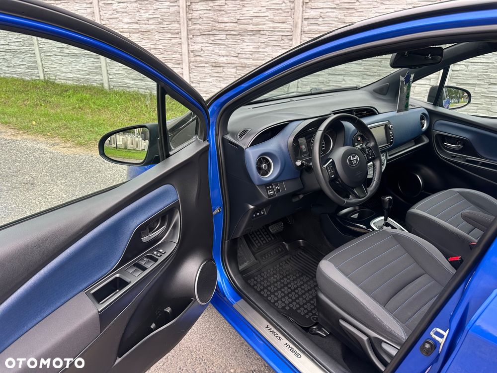 Toyota Yaris Hybrid 100 Selection - 13