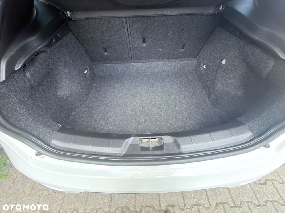 Volvo V40 T3 R-Design Momentum - 35