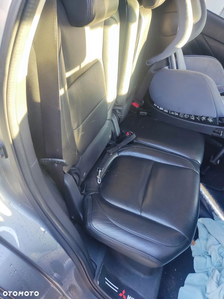 Mitsubishi Outlander Instyle NAVI + - 21