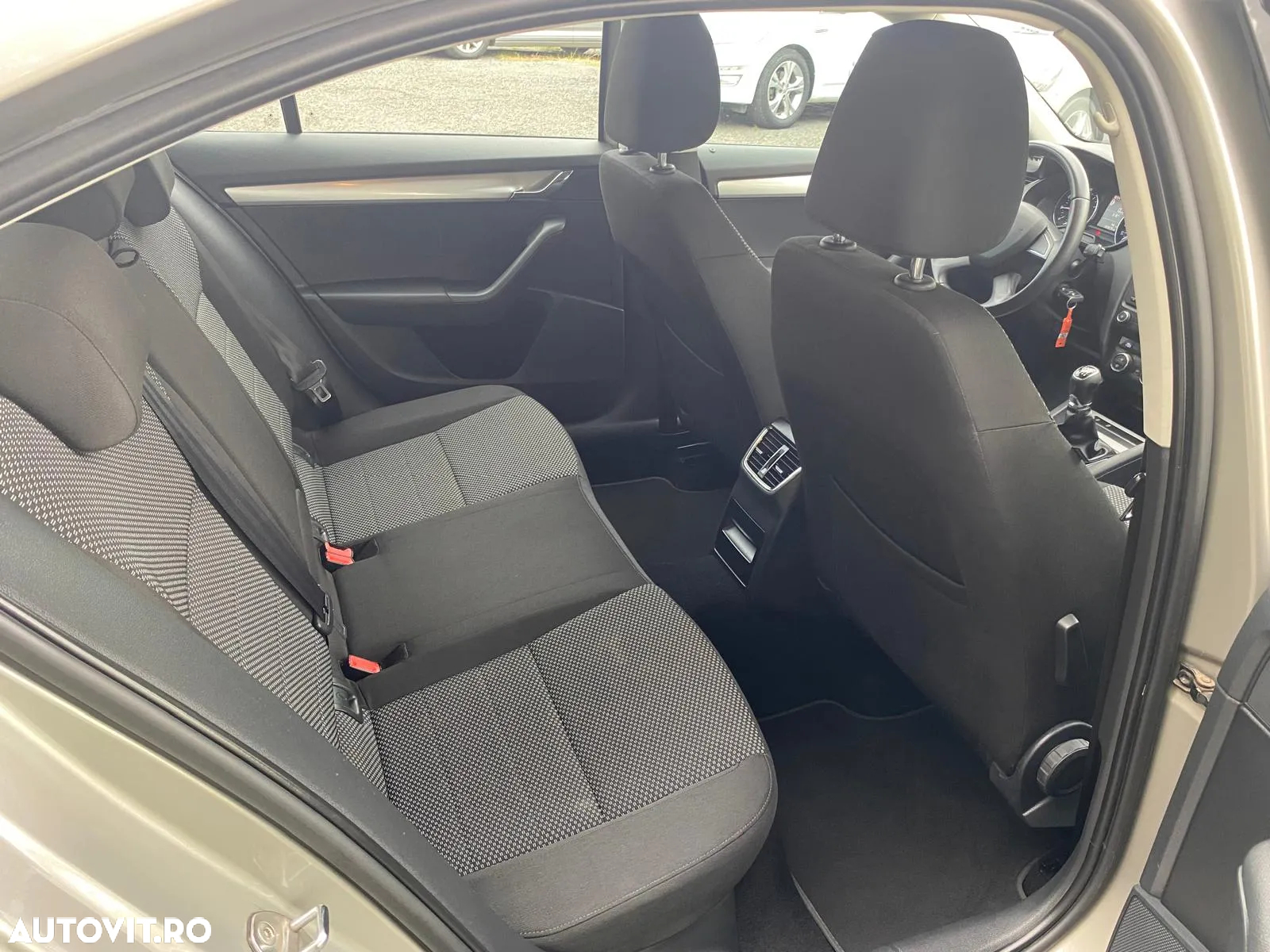 Skoda Octavia 1.2 TSI Ambiente - 8