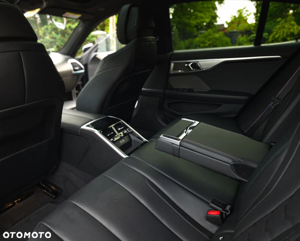 BMW Seria 8 840i - 32