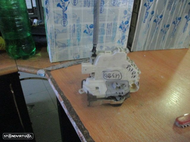 Fecho 8X1837015C AUDI A1 SPORTBACK 8X FASE 2  2017 1.6TDI 115CV 5P PRETO FE 6 PINOS - 1