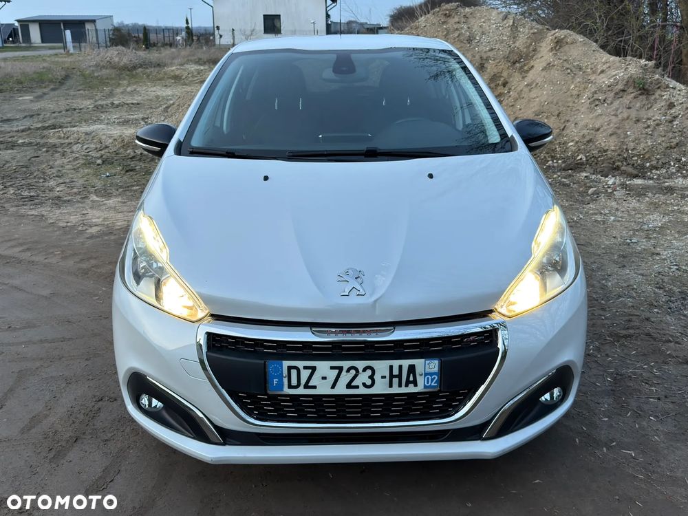 Peugeot 208 - 8
