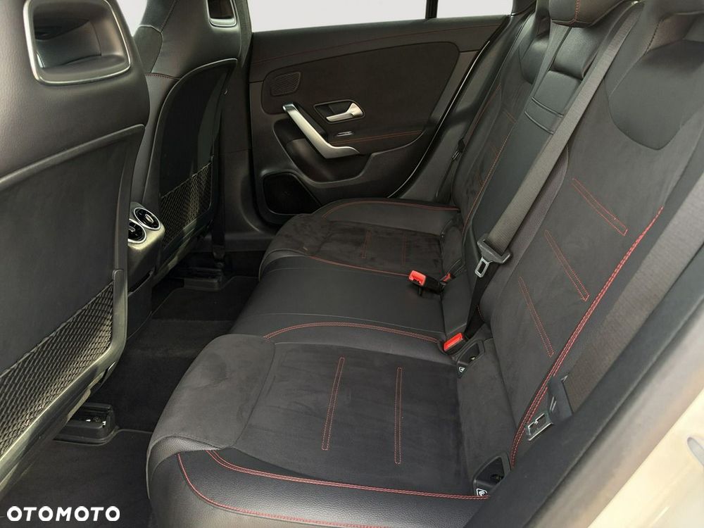 Mercedes-Benz CLA 200 7G-DCT AMG Line - 27