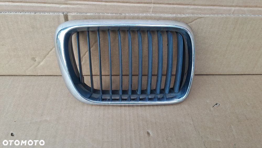 BMW E36 PRAWA KRATKA ATRAPA GRILL 51.13-8185802 - 1