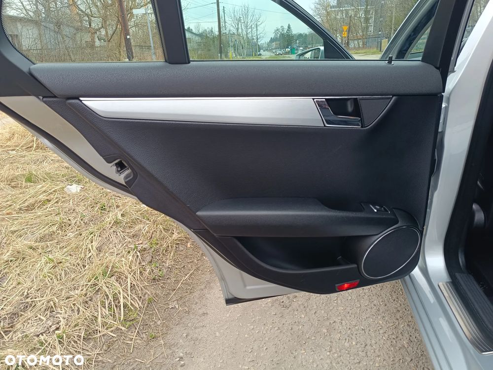 Mercedes-Benz Klasa C 250 CGI Automatik BlueEFFICIENCY Avantgarde - 24