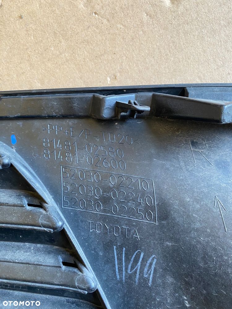 TOYOTA AURIS 2 II E180 E18 ORYGINALNA !  PRAWA KRATKA ZAŚLEPKA RAMKA OSŁONA OBUDOWA HALOGENU NA HALOGEN kratka zderzaka przedniego w zderzak przedni prawy przód 81481-02580 81481-02600 52030-02210 - 7