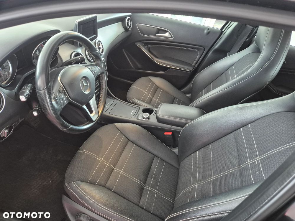 Mercedes-Benz GLA 200 7G-DCT - 11