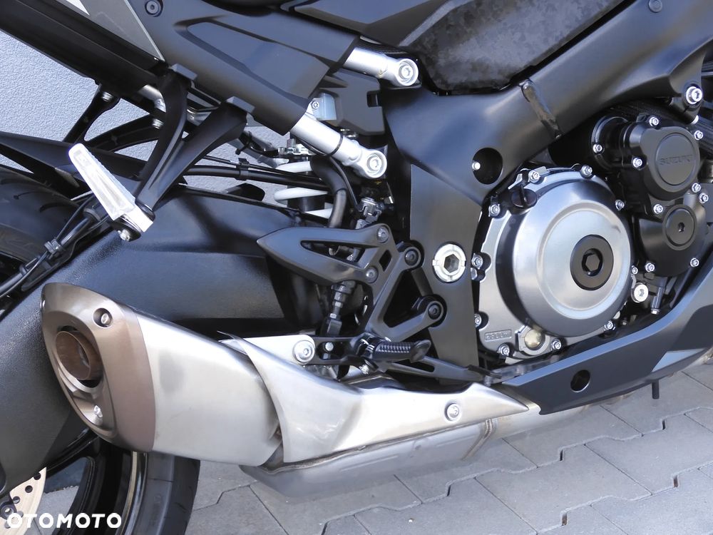 Suzuki GSX 1000 - 12