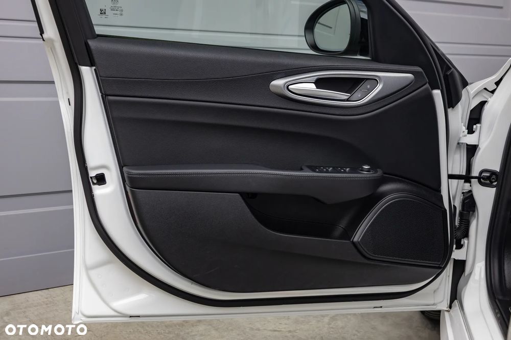 Alfa Romeo Giulia 2.0 Turbo 16V AT8-Q4 Veloce - 14