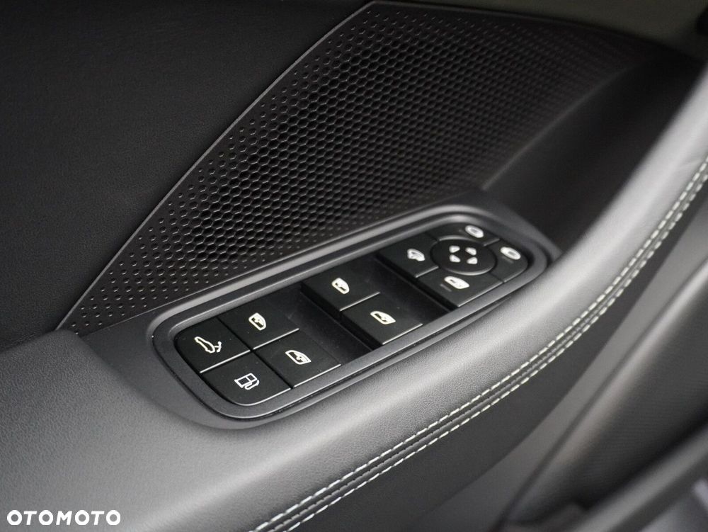 Porsche Panamera 4 E-Hybrid PHEV - 22