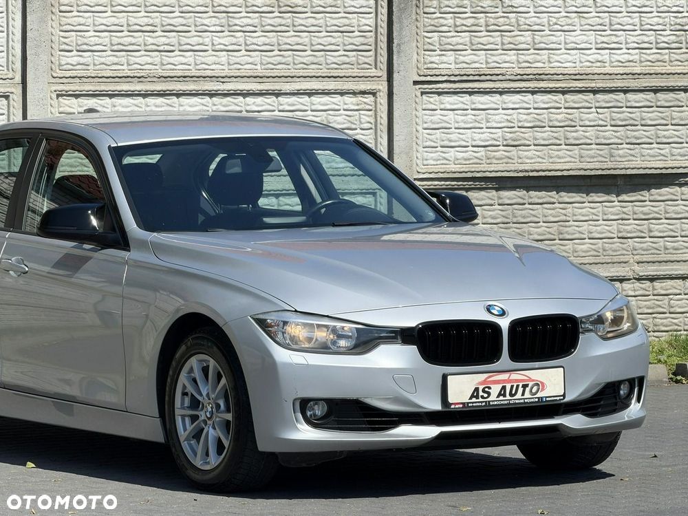 BMW Seria 3 320i Sport Line - 32