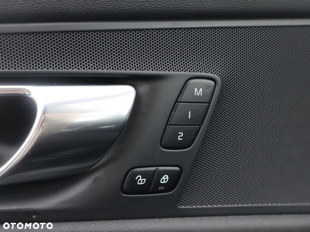 Volvo XC 60 B5 B AWD Plus Dark - 23