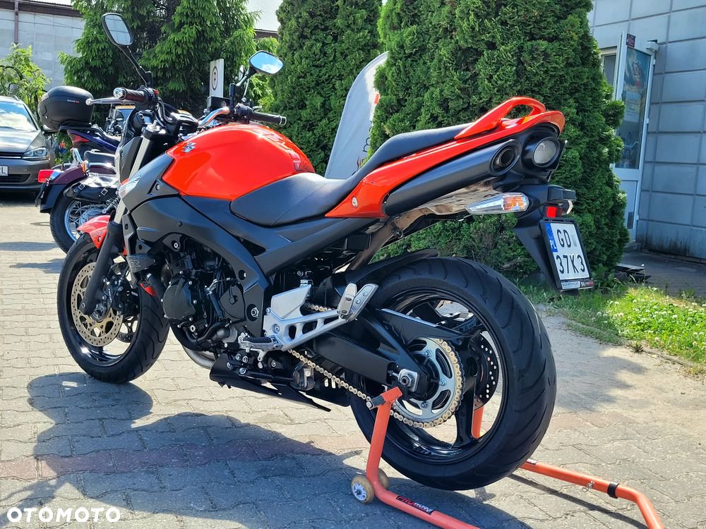 Suzuki GSR - 19
