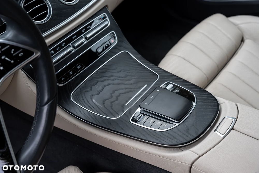 Mercedes-Benz Klasa E 220 d 4-Matic 9G-TRONIC - 22
