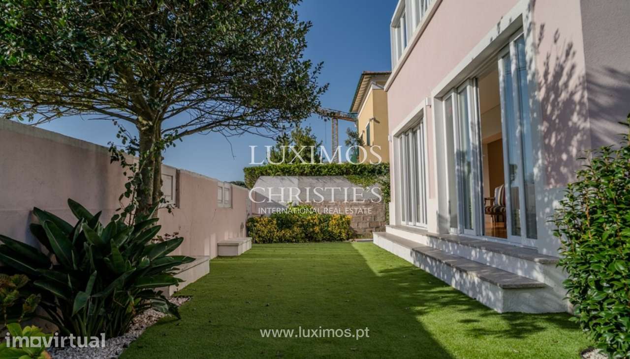 Moradia V5 remodelada à venda na Foz do Douro, Porto - Grande imagem: 2/25