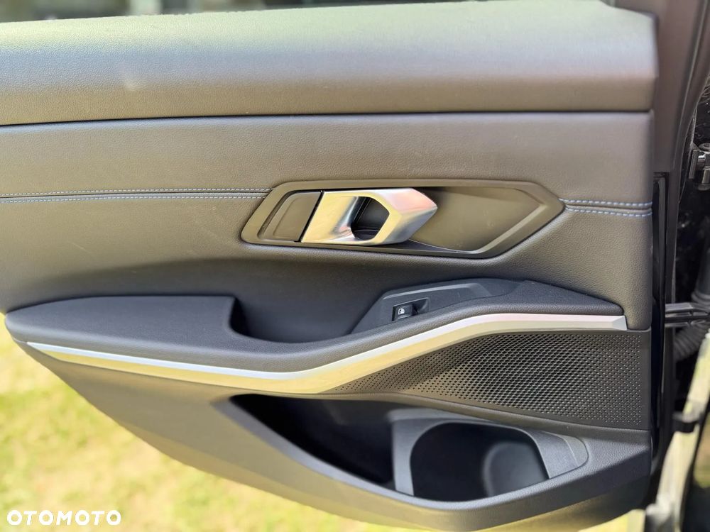 BMW Seria 3 320i M Sport - 10