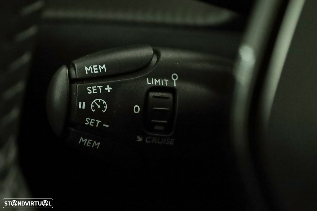 Peugeot 2008 1.2 PureTech Allure EAT8 - 19