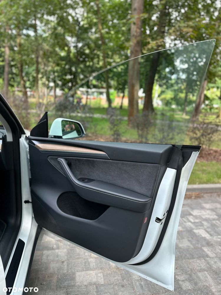 Tesla Model Y - 13