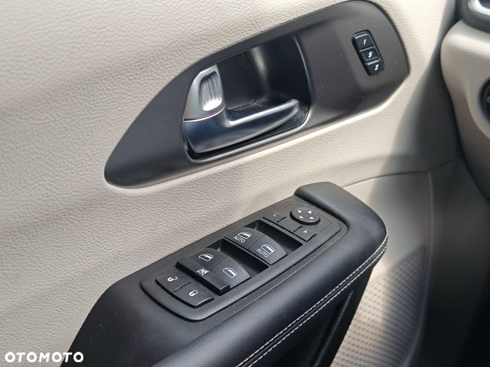 Chrysler Pacifica - 10