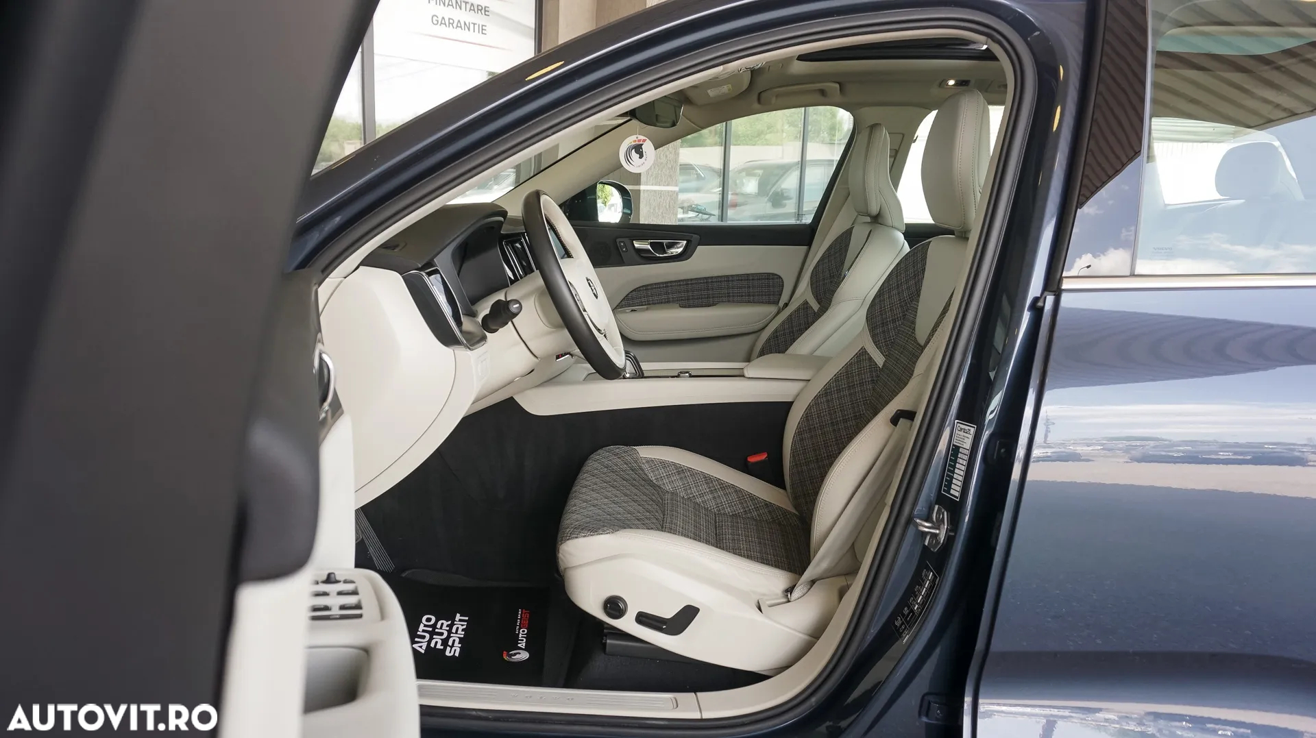 Volvo XC 60 T8 Twin Engine AWD Geartronic Momentum - 23