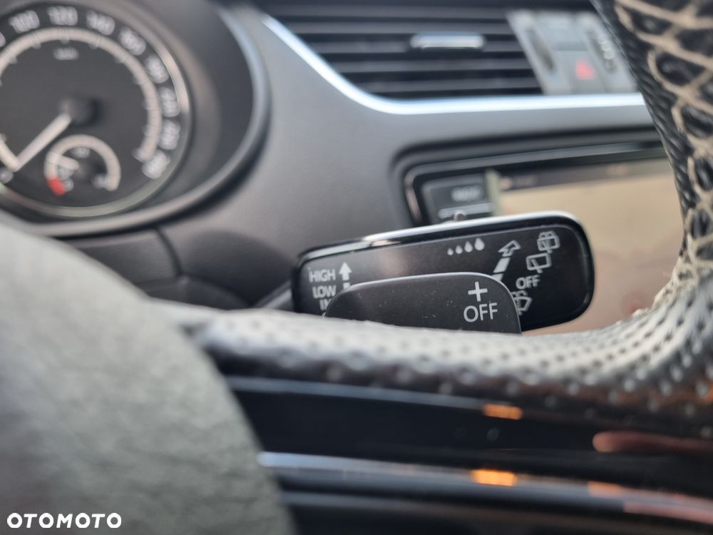 Skoda Octavia 2.0 TDI DSG RS - 33