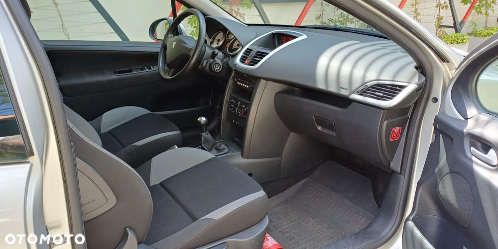 Peugeot 207 - 11