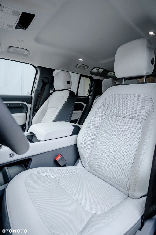 Land Rover Defender - 12