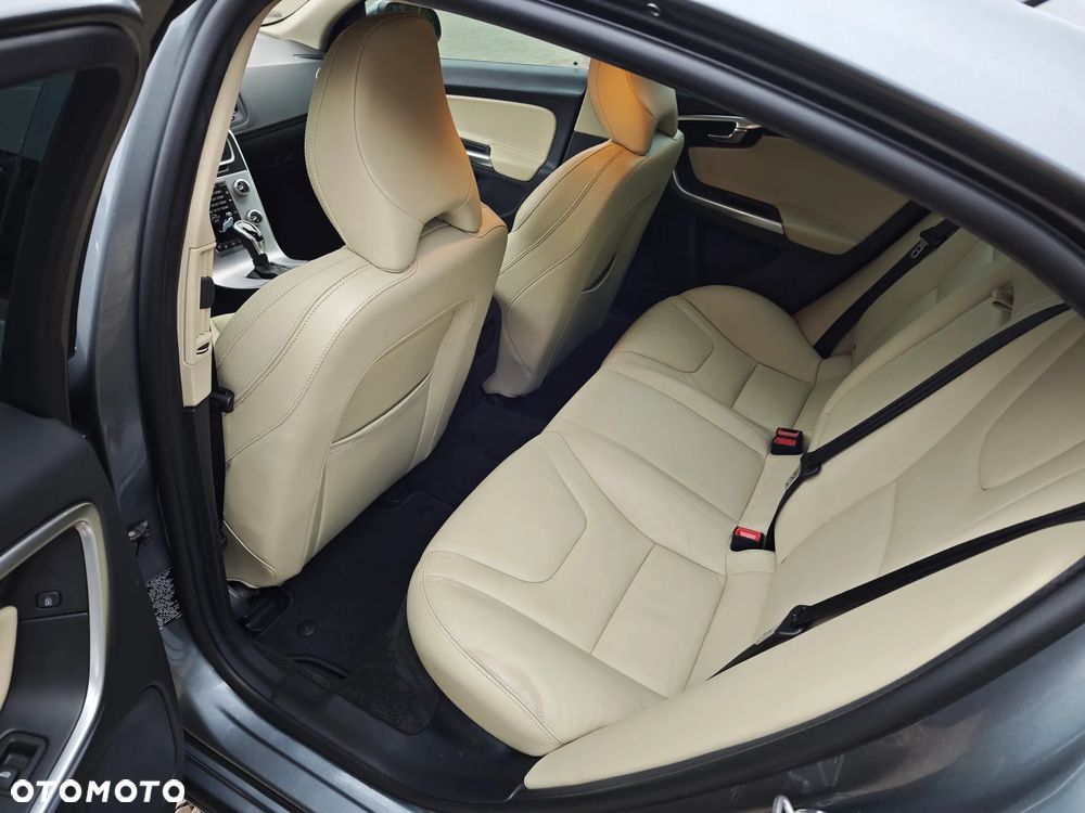 Volvo S60 T5 Drive-E Dynamic Edition (Momentum) - 11