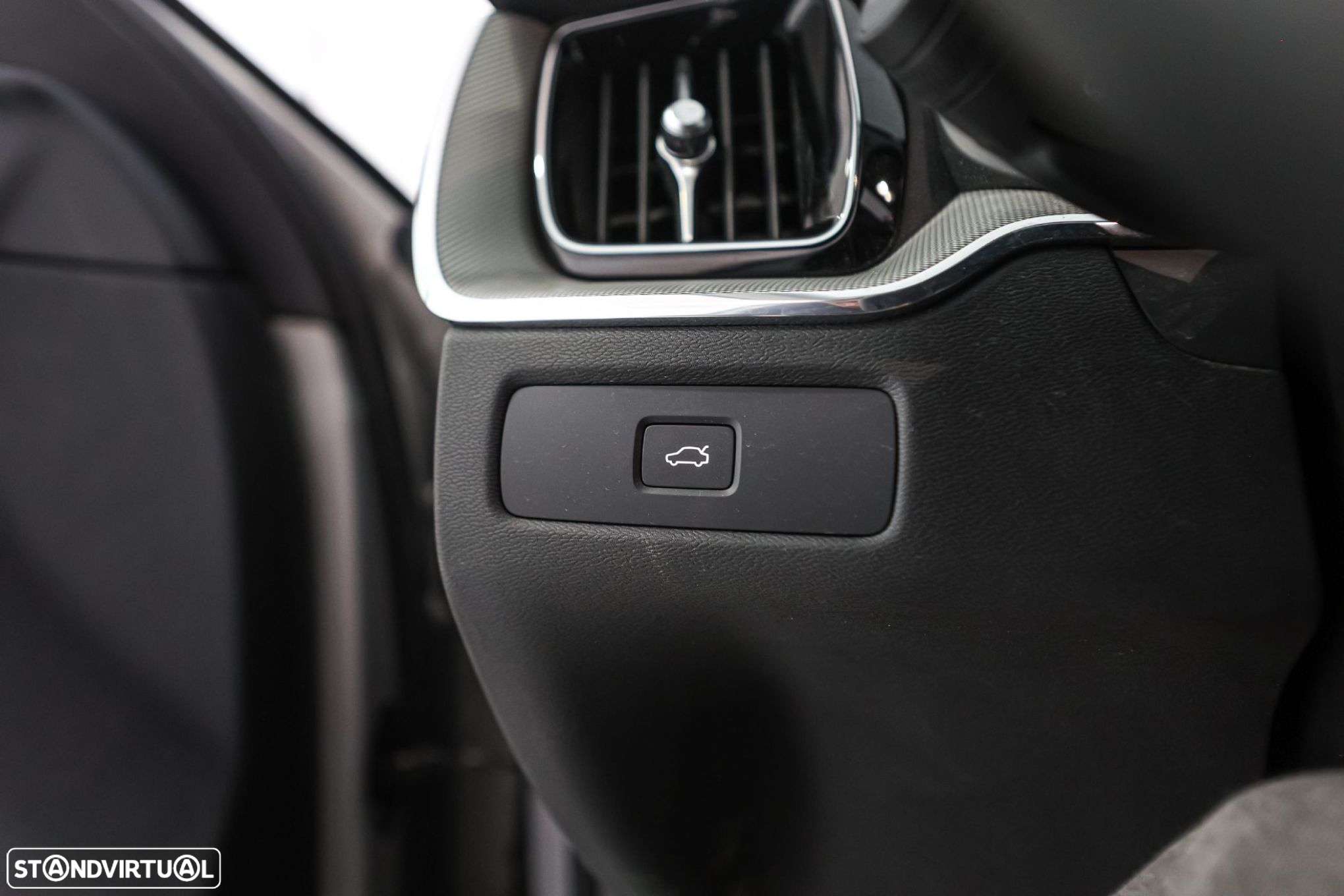 Volvo XC 60 2.0 B4 Plus Dark - 17