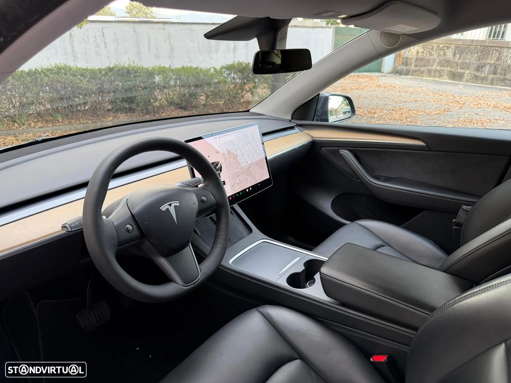 Tesla Model Y - 8