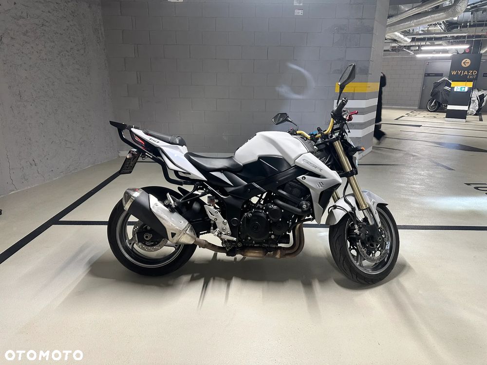 Suzuki GSR - 2