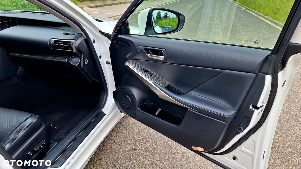 Lexus IS 300h Elegance - 18