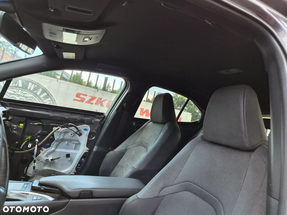 Lexus UX 250h - 8