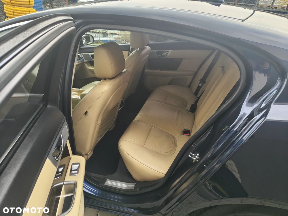 Jaguar XF 3.0 V6 D Luxury - 6