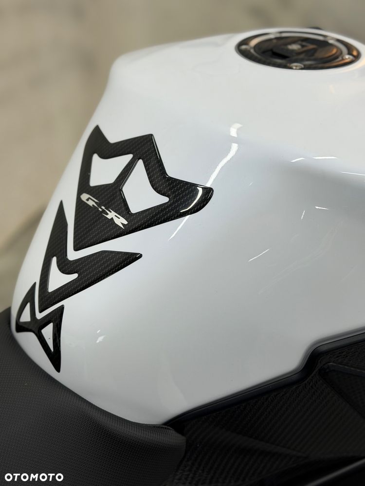 Suzuki GSR - 16
