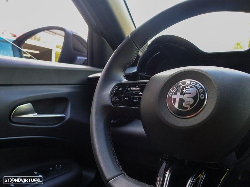 Alfa Romeo Junior 54 kWh Sport Speciale — fotografia 18