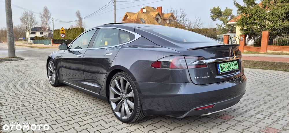 Tesla Model S - 4
