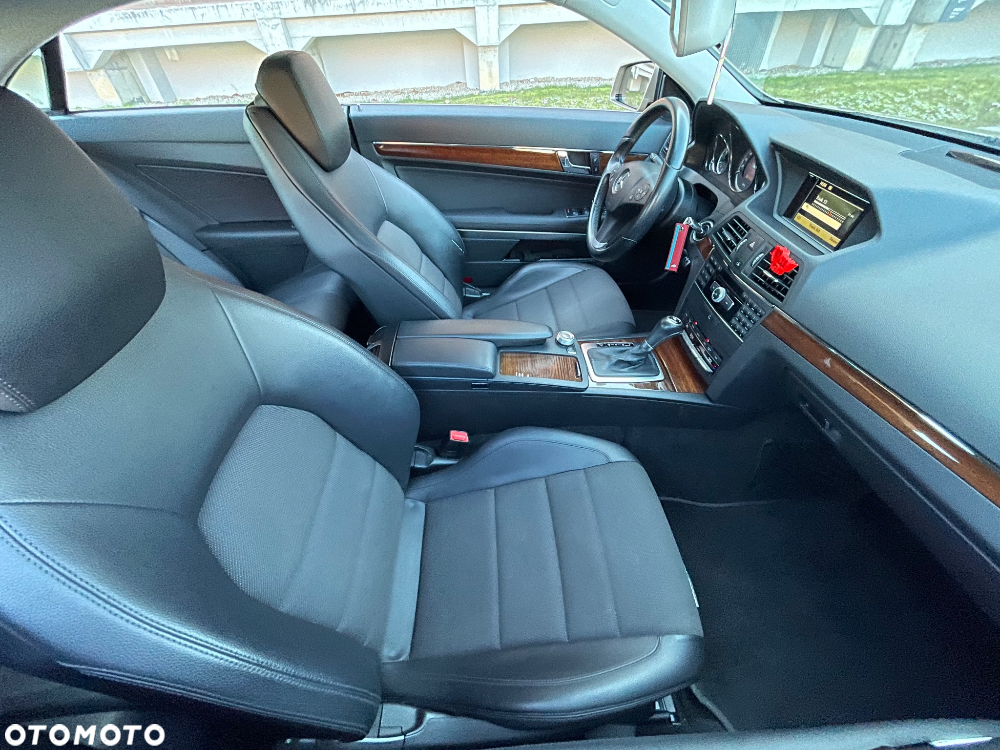Mercedes-Benz Klasa E 200 CGI Coupe BlueEFFICIENCY Automatik Elegance - 27