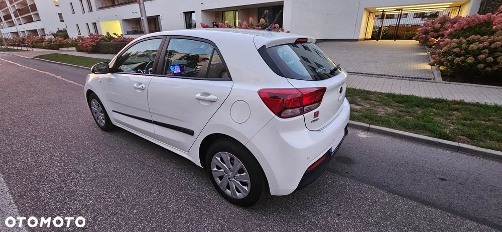 Kia Rio 1.4 L - 5