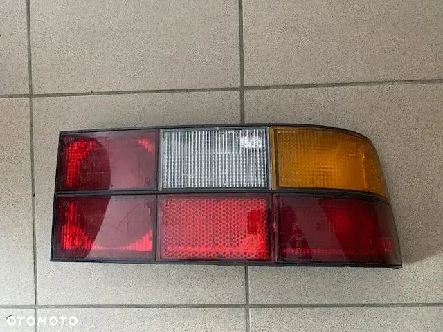 LAMPA PRAWA TYŁ PORSCHE 924 944 HELLA - 1